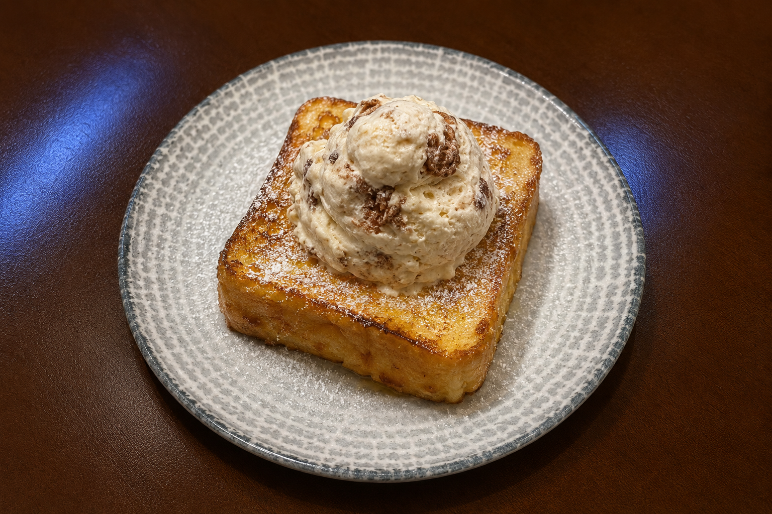 Torrija de brioche caramelizada con helado